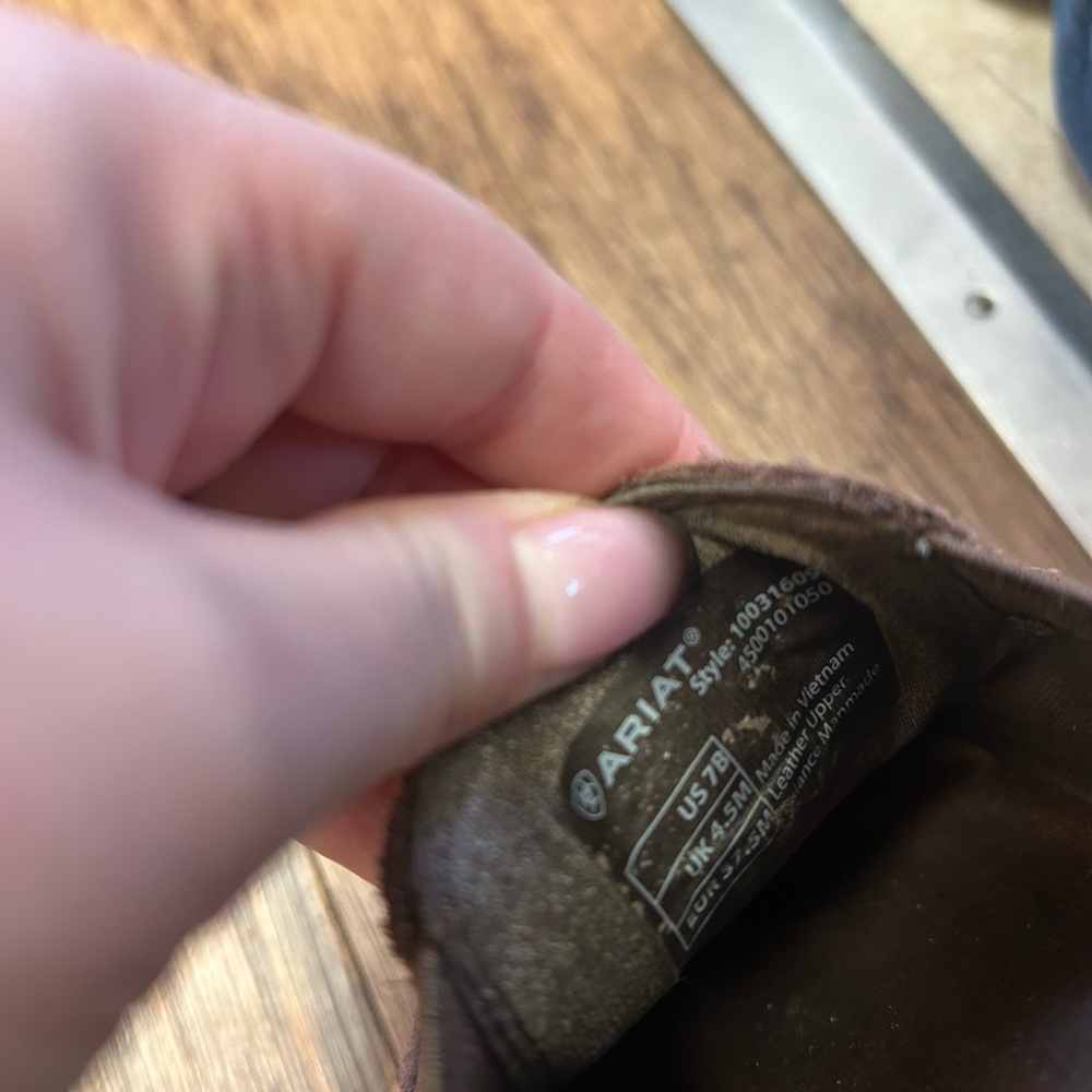 Used - good condition Ariat Cruiser - Picture 3 of 3